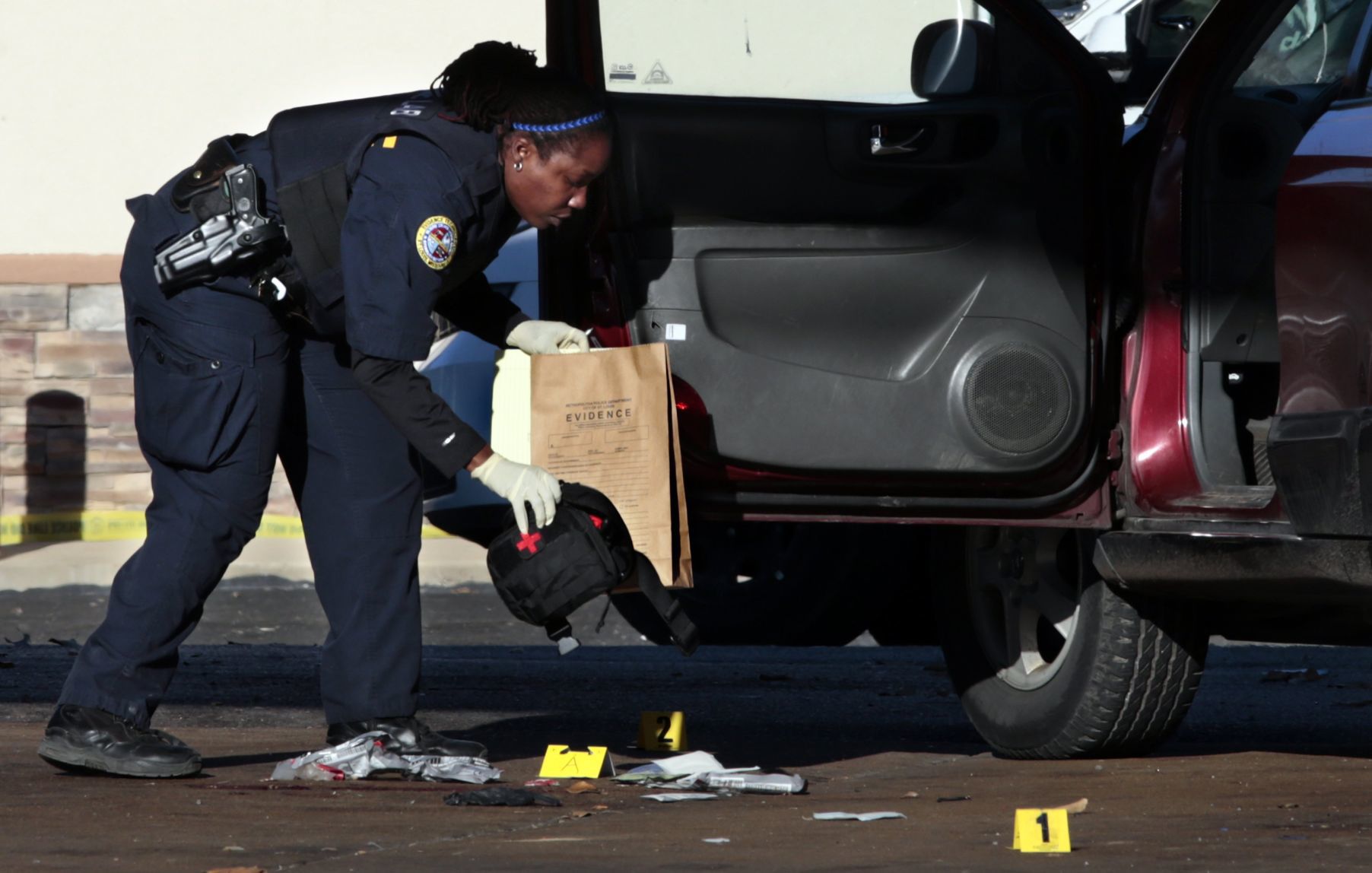 Officer injured, suspect in stolen car killed in encounter at St. Louis gas station